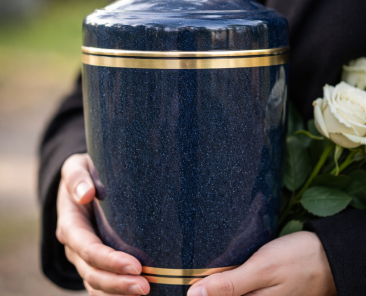 Urne bei einer Feuerbestattung in München – würdevoller Abschied bei einer Urnenbeisetzung